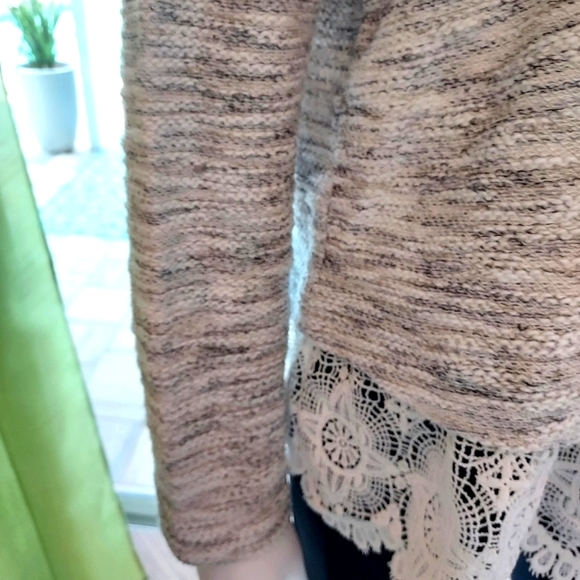 Ladies Cotton/Poly Sweater with a Doily Hem: Size XL. - Picture 6 of 10